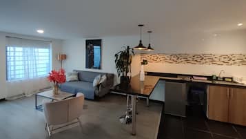 Elite appartement, Meerdere bedden | Woonruimte | Een 40-inch smart-tv met kabelzenders