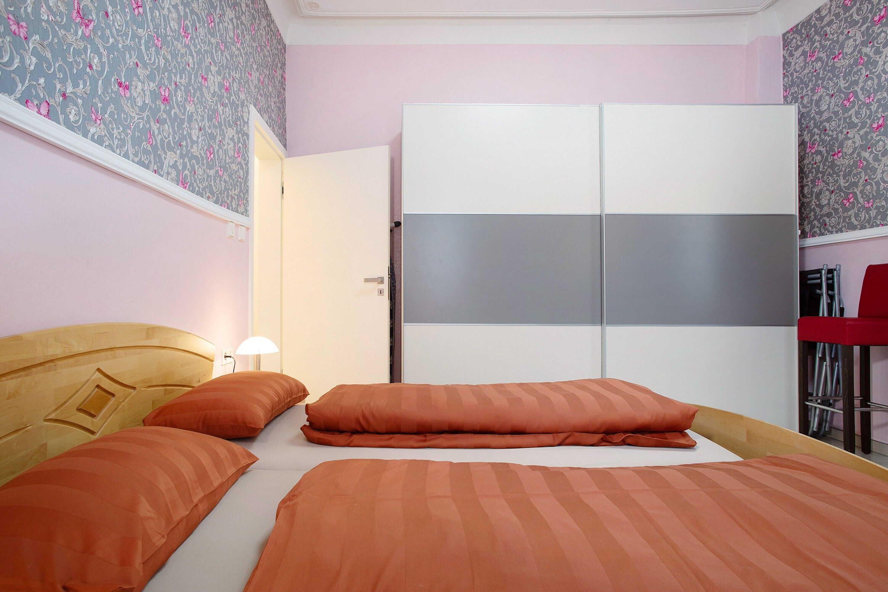 3 habitaciones, escritorio, tabla de planchar con plancha y wifi gratis 