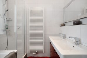 Badewanne, kostenlose Toilettenartikel, Handtücher