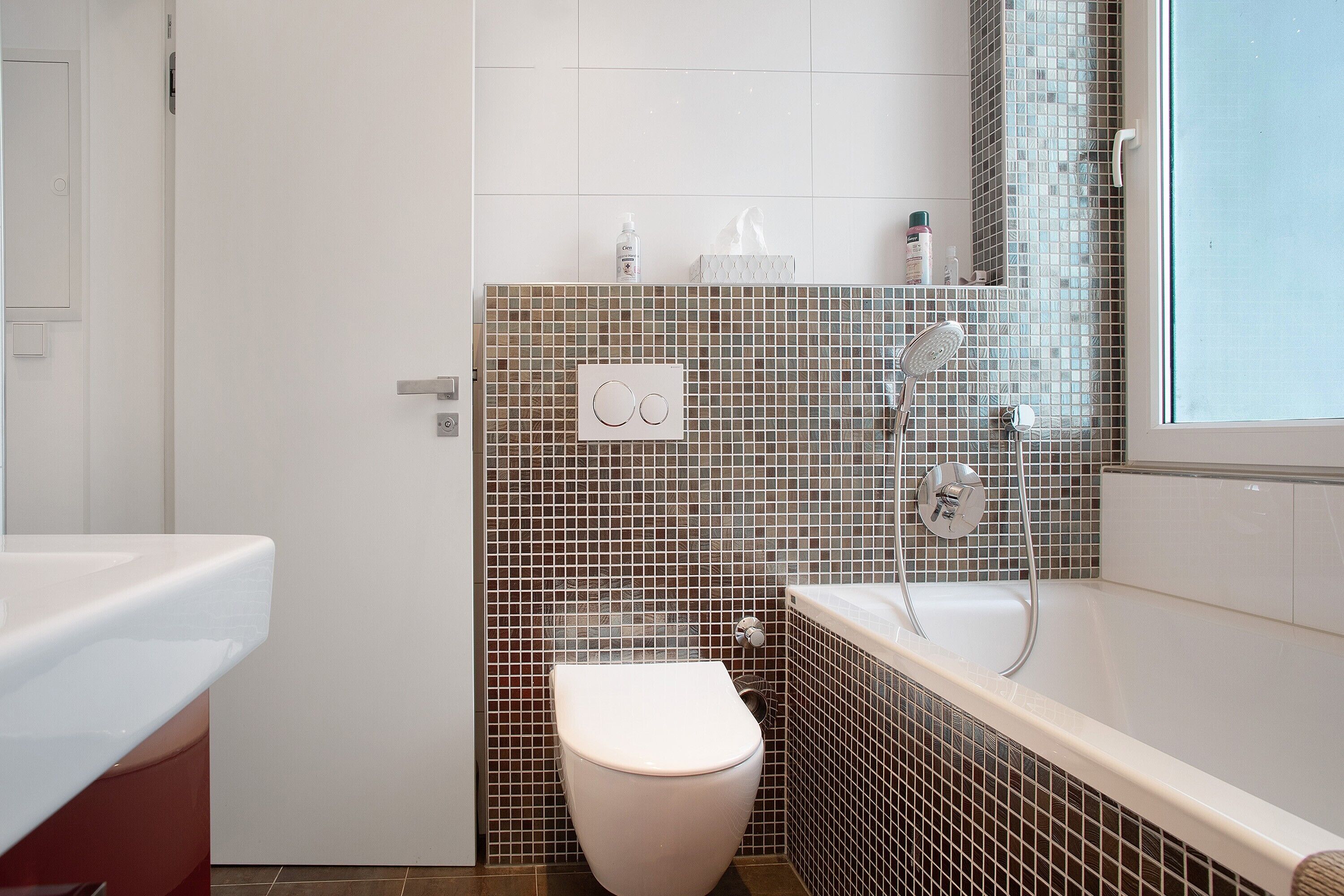 Bañera, artículos de tocador gratuitos, toallas