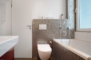 Bathtub, free toiletries, towels - Holiday Apartment "Thaicenter Bodensee 2" with Lake View, Balcony & Wi-Fi (Friedrichshafen)