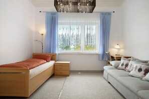 3 bedrooms, iron/ironing board, free WiFi, bed sheets - Holiday Apartment "Thaicenter Bodensee 2" with Lake View, Balcony & Wi-Fi (Friedrichshafen)