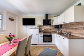 Jääkaappi, mikroaaltouuni, uuni, liesi