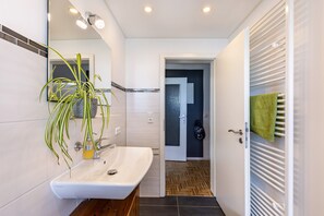 Regadera, secadora de cabello, toallas 