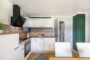 Frigorífico, microondas, horno y placa de cocina
