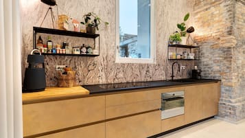 Fridge, oven, stovetop, dishwasher