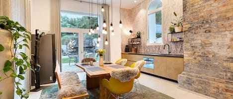 Réfrigérateur, four, plaque de cuisson, lave-vaisselle