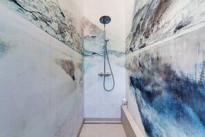 Dusche, Haartrockner, Handtücher