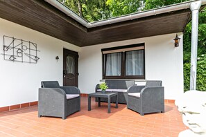 Terrace/patio - Holiday Home 'Haus Am See' with Private Terrace and Wi-Fi (Königs Wusterhausen)