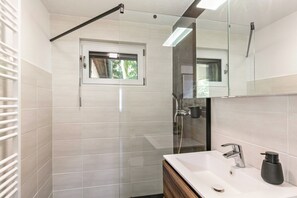 Dusche, Haartrockner, Handtücher