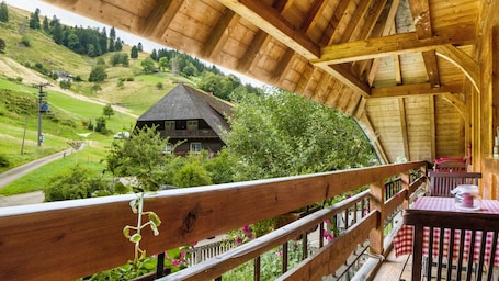 Outdoor dining. Apartment 'Haus Miriam' with Mountain View, Shared Garden and Wi-Fi