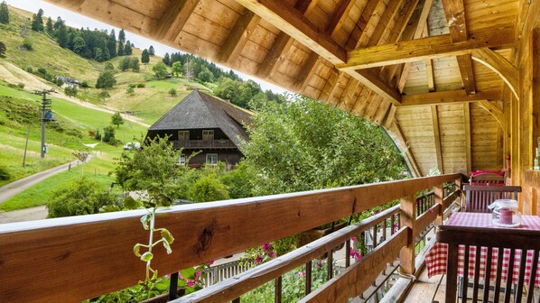 Outdoor dining - Apartment 'Haus Miriam' with Mountain View, Shared Garden and Wi-Fi (Münstertal)