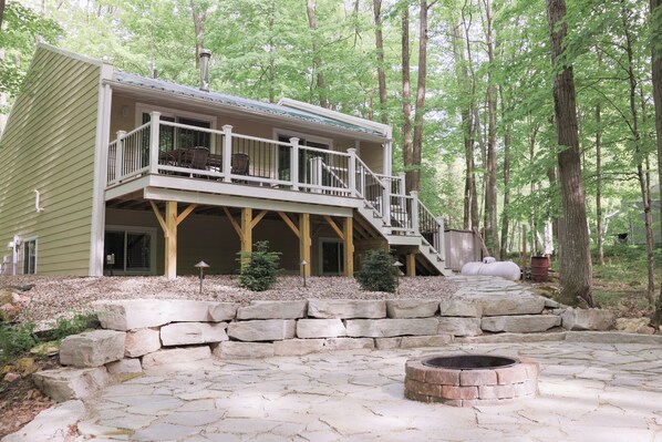 Exterior - The best patio and firepit at The Cat's Lair in the woods! Level 2 EV charger! (Egg Harbor)