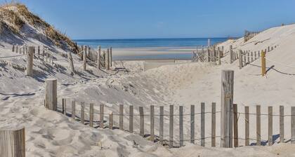 Pool Condo in Dennis Village. 4 mins to Mayflower Beach