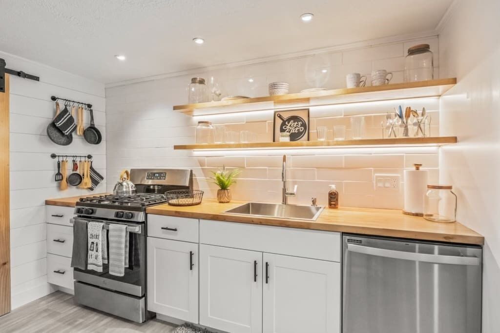 Kjøleskap, mikrobølgeovn, ovn og kokeplater