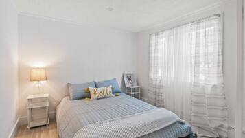 1 slaapkamer, een strijkplank/strijkijzer, reisbedje, gratis wifi