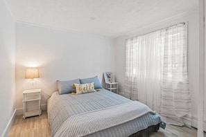1 chambre, fer et planche à repasser, lit de bébé portatif