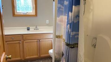 Douche, serviettes fournies, papier toilette