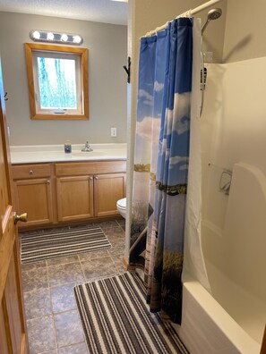 Shower, towels, toilet paper - Lazy Fox Lodge, Lake of the Woods
 (Baudette)