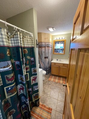 Shower, towels, toilet paper - Lazy Fox Lodge, Lake of the Woods
(Baudette)