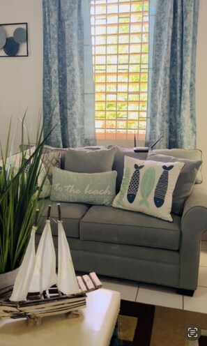 Smart-TV, Kamin, Bücher