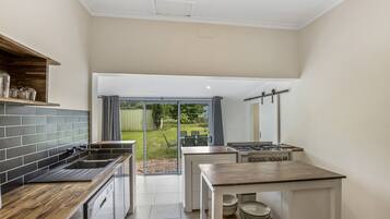 Refrigerador, microondas, horno, lavavajillas