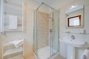 Bathtub, bidet, towels - Cottage del Lago, Laveno Mombello, Italy (Laveno Mombello)