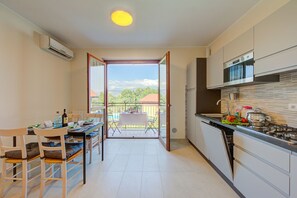 Fridge, microwave, stovetop, dishwasher - Cottage del Lago, Laveno Mombello, Italy (Laveno Mombello)