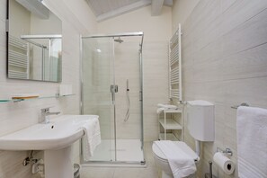 Baignoire, bidet, serviettes fournies