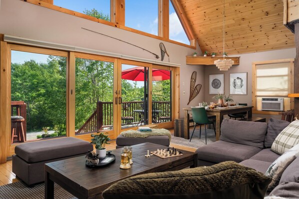 Een smart-tv, een open haard, videogames en een dvd-speler