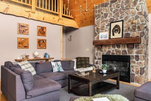 Een smart-tv, een open haard, videogames en een dvd-speler