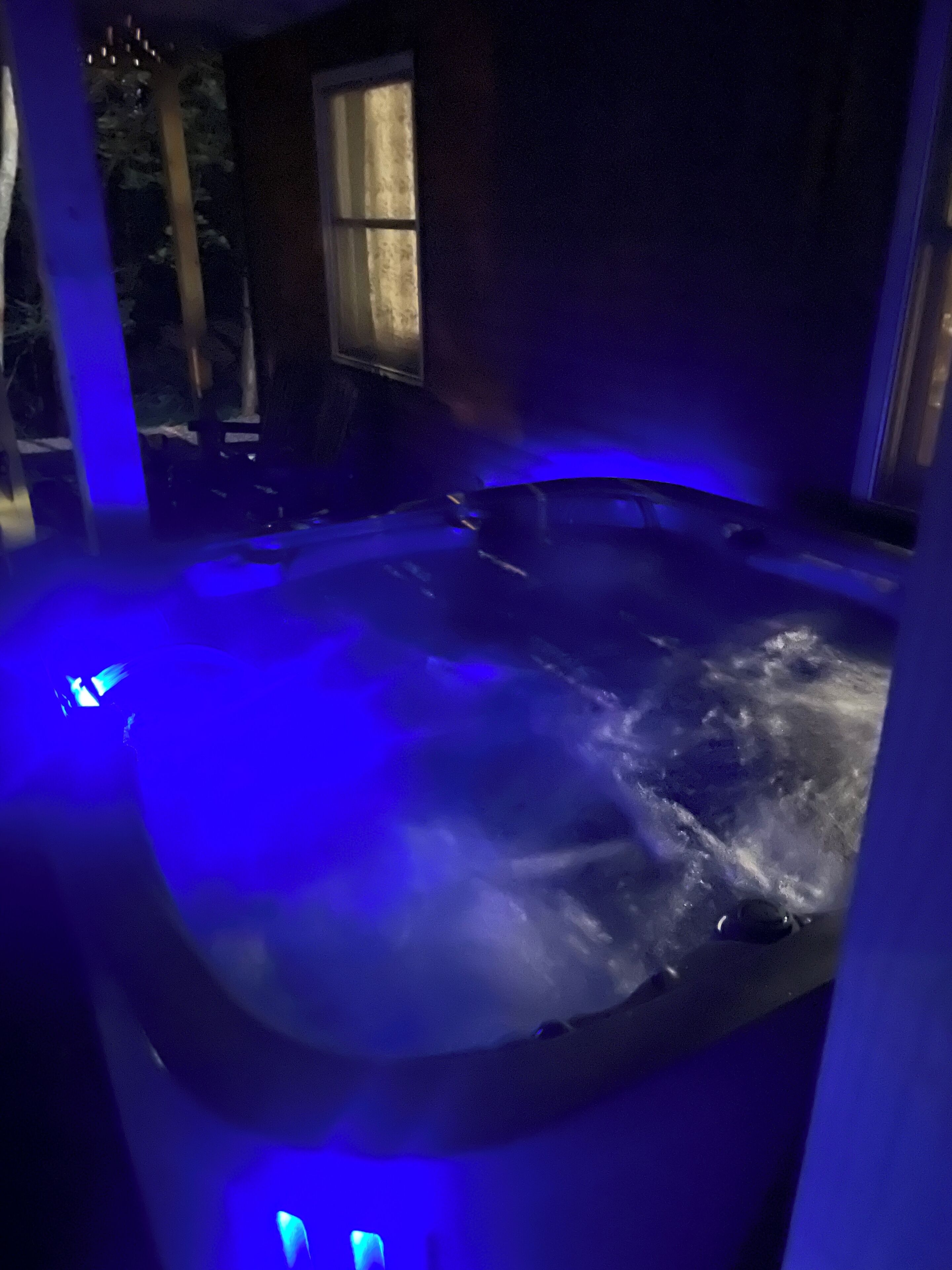 Peaceful Pocono Home Hot Tub minutes away from Kalahari, Camelback, Mt Airy