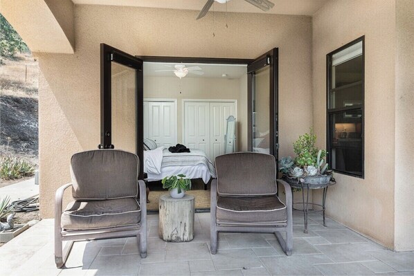 Terrace/patio - The Ranch Guesthouse, wake up to serenity! (Springville)