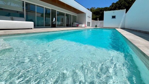 A modern house with a swimming pool, large glass windows, and a white exterior. - El Azul House in Chiclana (Chiclana)
