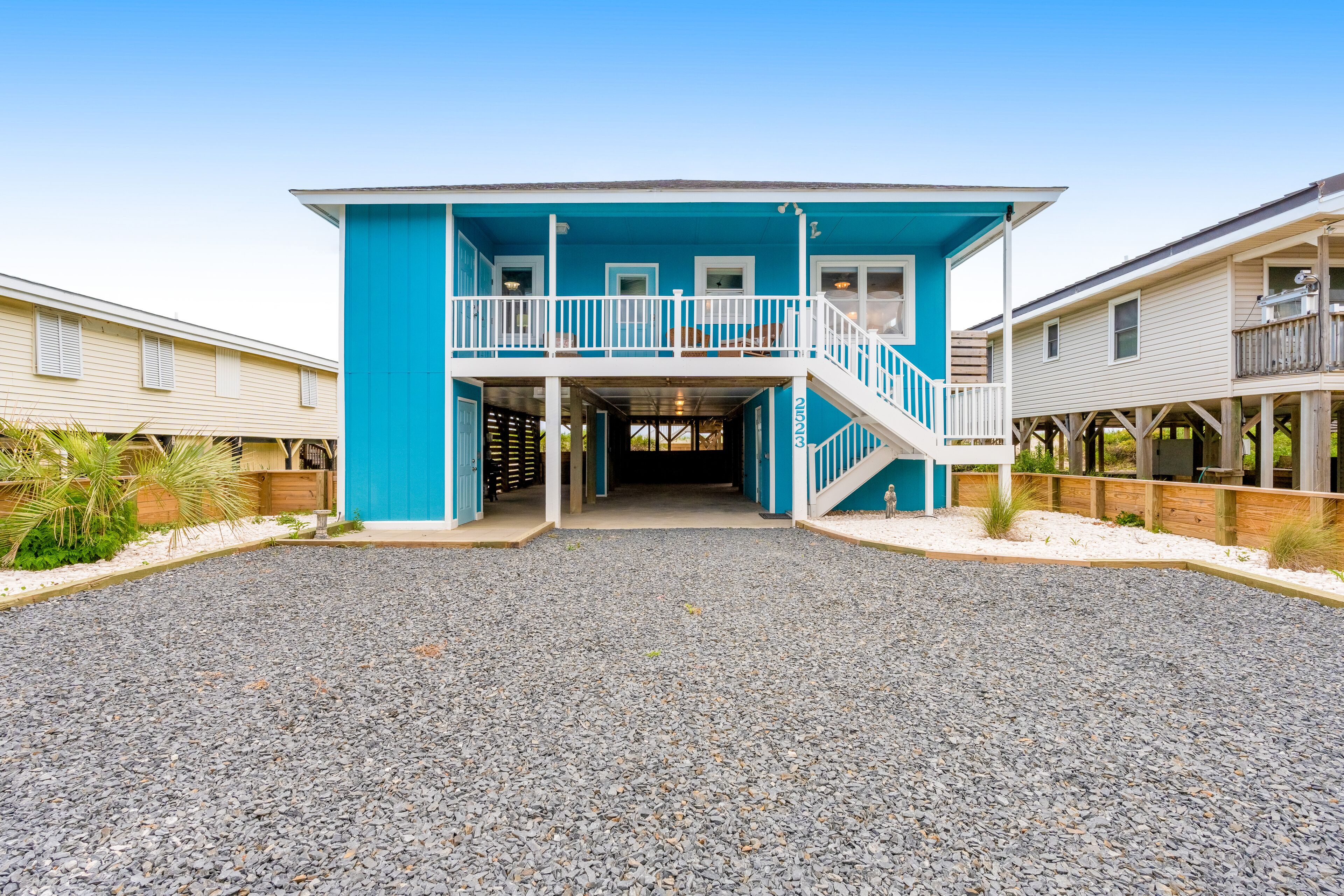 Waterfront home with gated deck, dog friendly, outdoor shower, games, & W/D