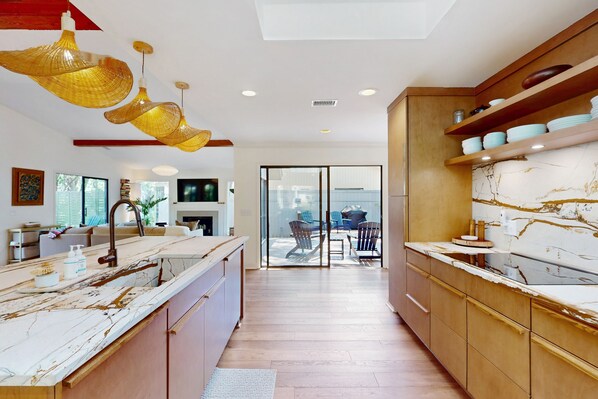 Interior - Luxurious bohemian home with large deck, W/D, & soaking tub - dogs ok (Hilton Head)