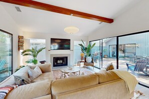 TV - Luxurious bohemian home with large deck, W/D, & soaking tub - dogs ok (Hilton Head)