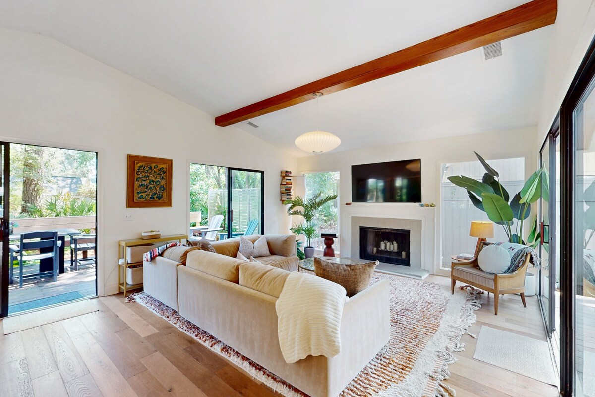 Luxurious bohemian home with large deck, W/D, & soaking tub - dogs ok