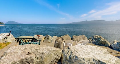 Samish Bay Cottage | Bayfront home in Bow with gorgeous view & woodstove