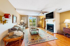 TV - Waterfront end condo with lagoon & golf views - central AC & washer/dryer (Edisto Beach)