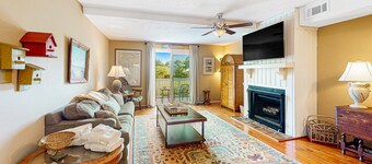 Waterfront end condo with lagoon & golf views - central AC & washer/dryer