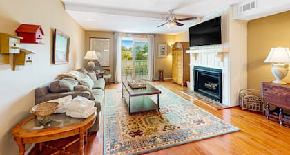 Waterfront end condo with lagoon & golf views - central AC & washer/dryer