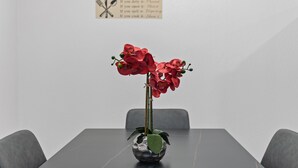 A table with a vase of red flowers and a sign with kitchen rules. - Convenient Modern COZY 4BA/2BR Hidden GEM (Milpitas)