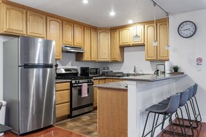 Fridge, oven, stovetop, dishwasher - Convenient Modern COZY 4BA/2BR Hidden GEM (Milpitas)