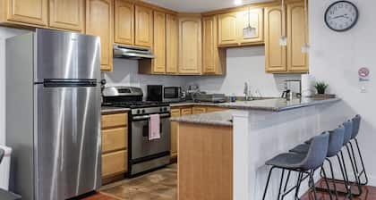 Convenient Modern COZY 4BA/2BR Hidden GEM