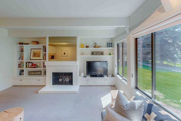 Televisión, chimenea y servicios de streaming