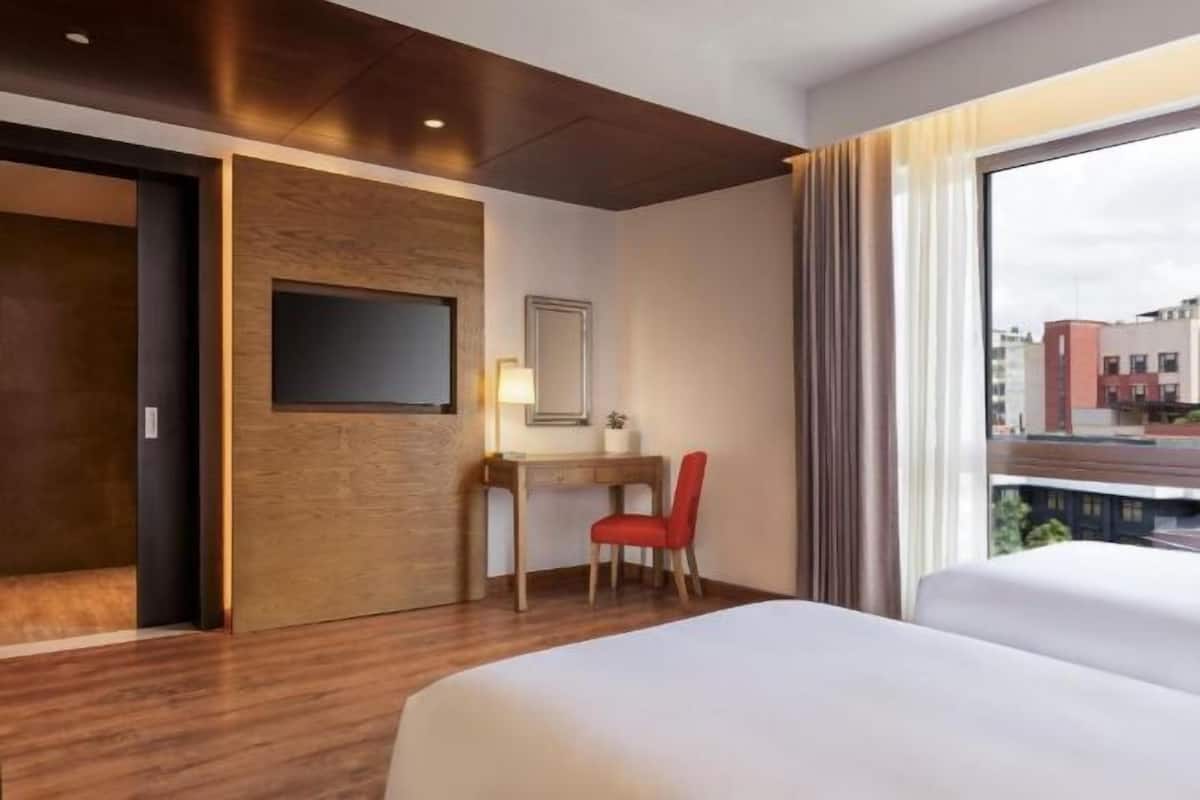 Hypo-allergenic bedding, minibar, in-room safe, laptop workspace