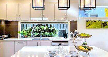 Luxury Camberwell 3BR Retreat | Sunny Deck & Yard