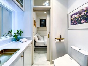 Badewanne, Haartrockner, Handtücher