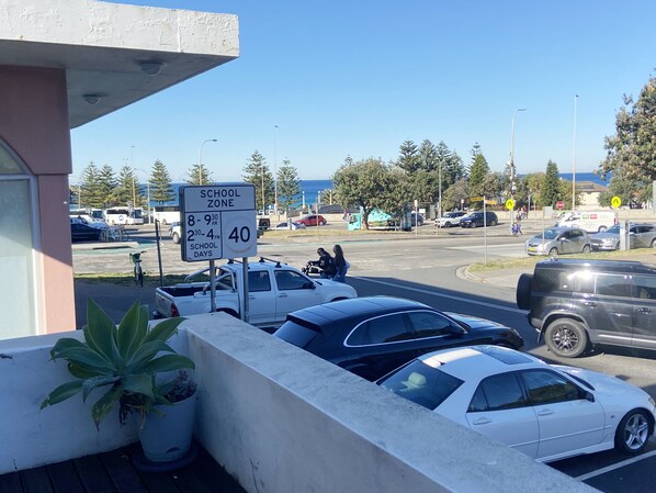 Un espace de stationnement agrémenté d’un panneau indiquant une limitation de vitesse de 40 miles par heure dans la zone scolaire, et ce, pendant certaines heures.